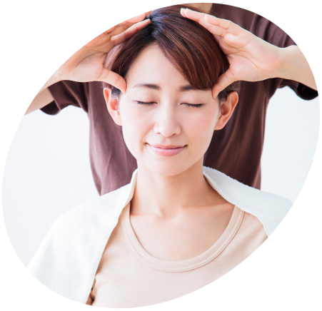 ヘッドスパを受けてる女性