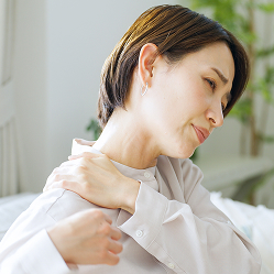 体の不調を感じる女性