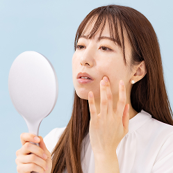 肌の調子を気にする女性